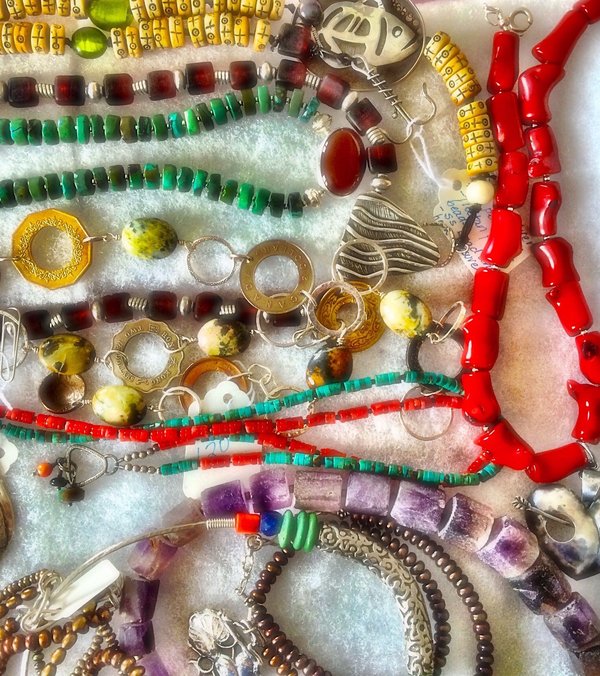 Comment choisir des bijoux qui complètent un look professionnel sans être trop ostentatoires ?