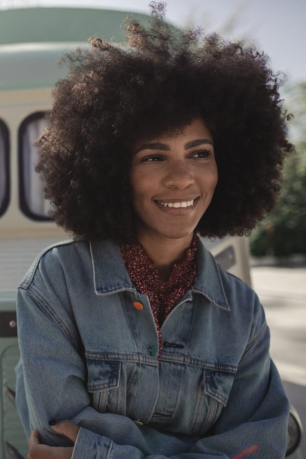 Comment associer le denim à un look formel